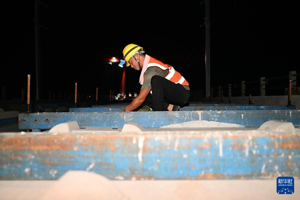 雄商高铁河北段有序推进无砟轨道施工