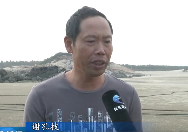 5岁女孩落海，55岁的他跳了下去！