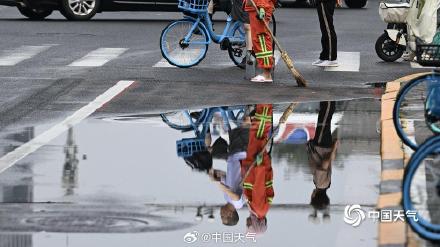 北京雨后积水未消天空阴沉 下午至夜间强降雨再来