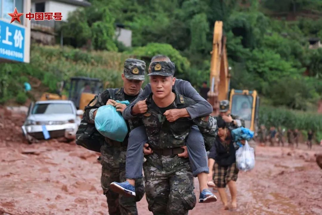 云南宁洱突发泥石流灾害 武警官兵迅速投入抢险救灾