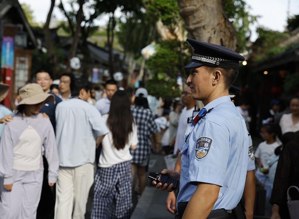 阳光下的守护｜多维度守护平安 在宽窄巷子遇见“藏蓝”力量
