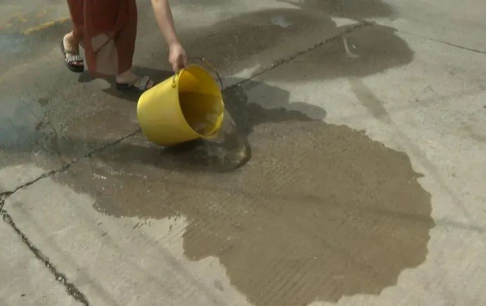 小区里这种水千万别用，请直接倒在地上！