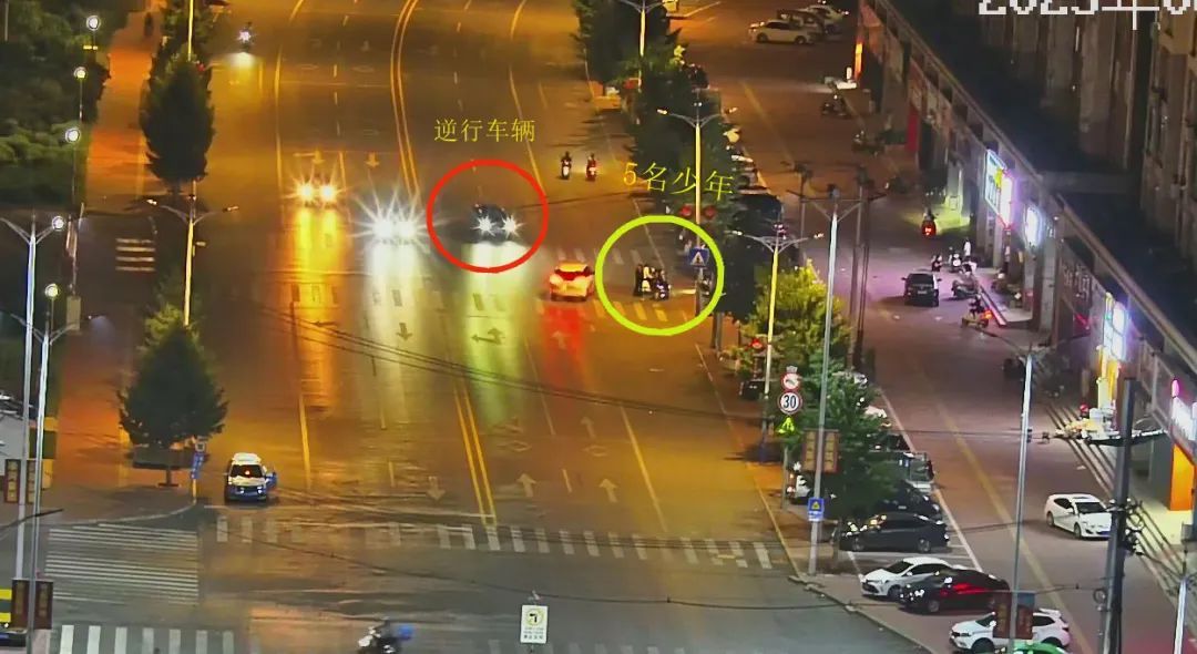 危急时刻，警车一横，救了5条命！