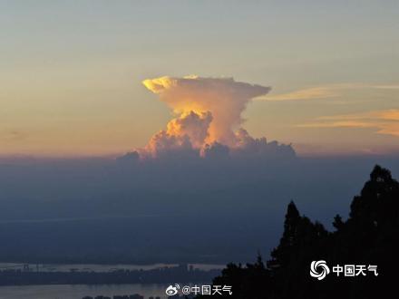 江西庐山现震撼积雨云 &nbsp;霞光相伴如彩色“蘑菇云”