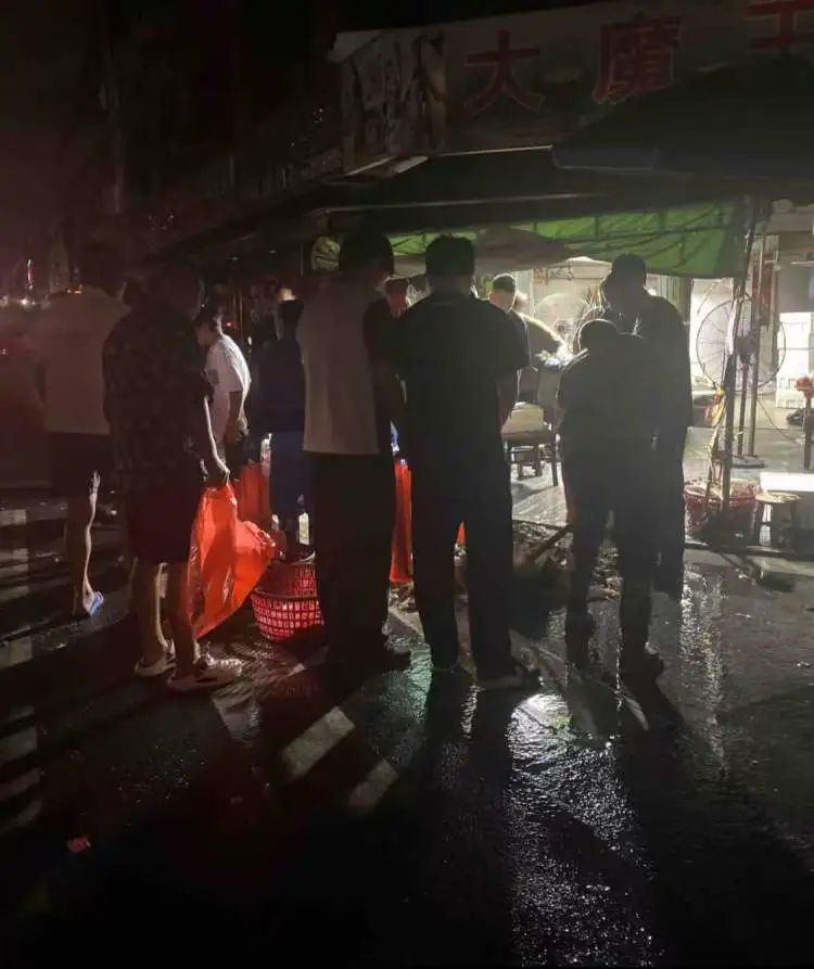 大堵车，4小时车程开了7个多小时！上海人自驾去外地吃蟹，吐槽“价格不比家门口便宜”