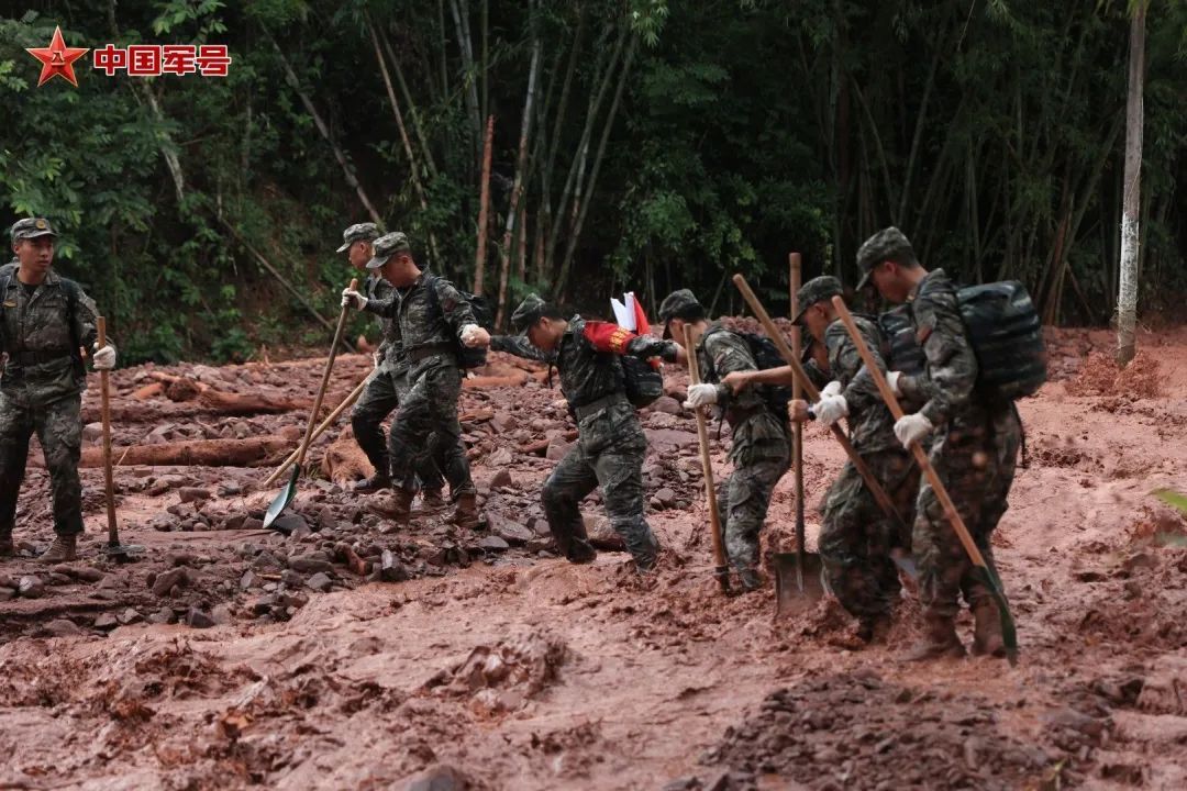 云南宁洱突发泥石流灾害 武警官兵迅速投入抢险救灾