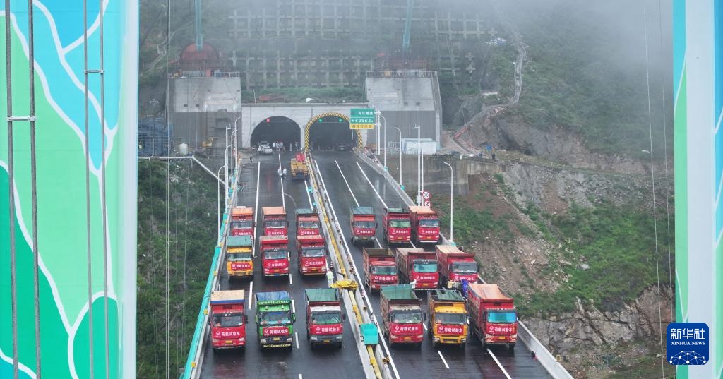 新华全媒＋丨在建世界第一高桥正式启动荷载试验