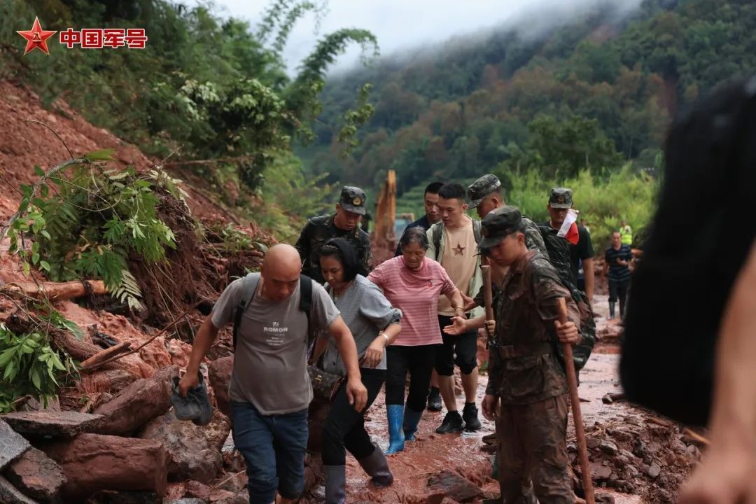 云南宁洱突发泥石流灾害 武警官兵迅速投入抢险救灾