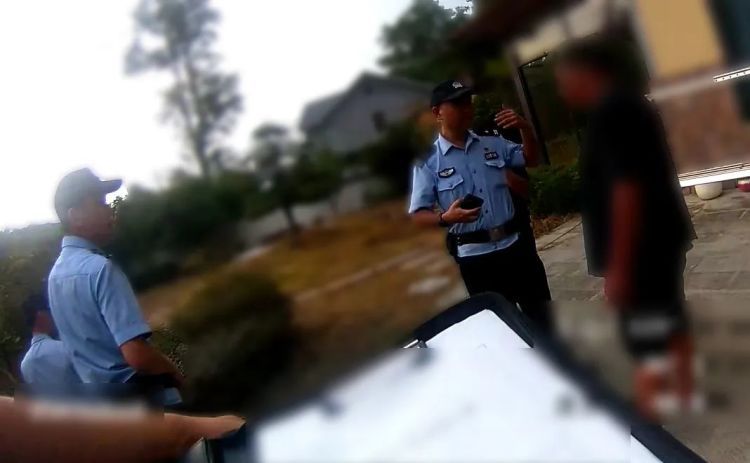 “警察同志，我冤枉啊……”，“嫌疑人”自己拨通了报警电话