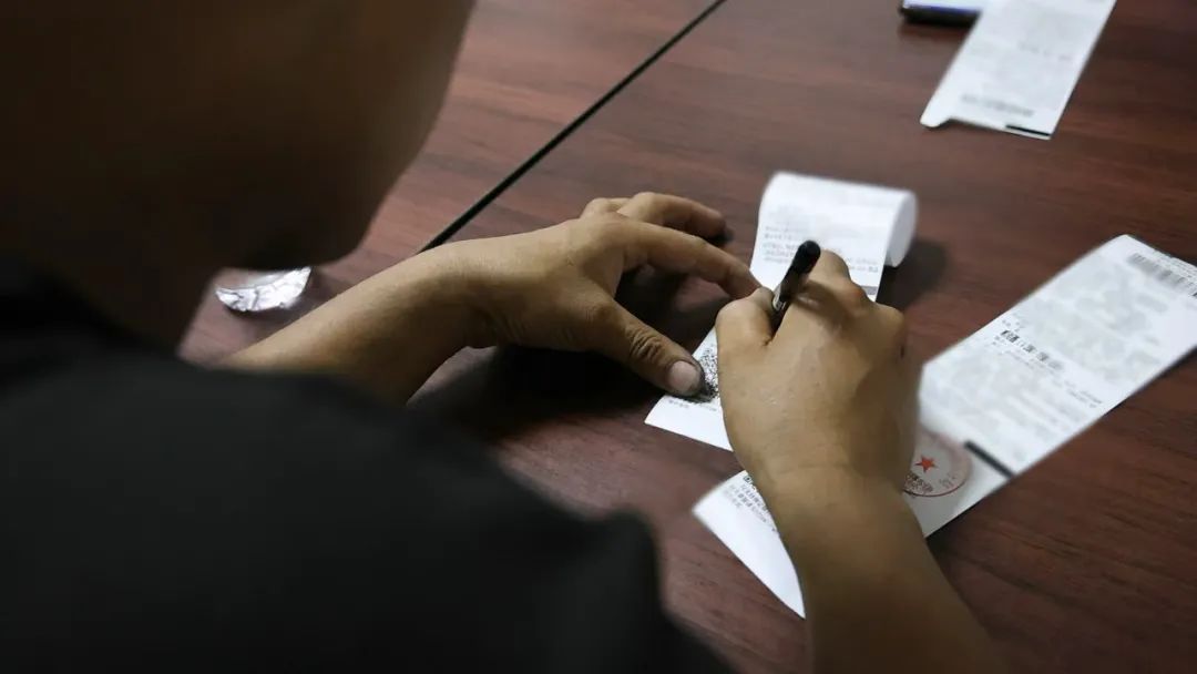 上海警方就“闹市路口有人躺地占道修车”回应：王某、邹某某已被依法处罚！详情披露