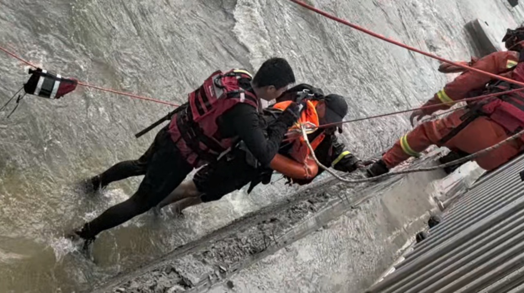 男子被困急流中,消防员搭绳索“钟摆”生死营救! 男子被困急流中,消防员搭绳索“钟摆”生死营救!