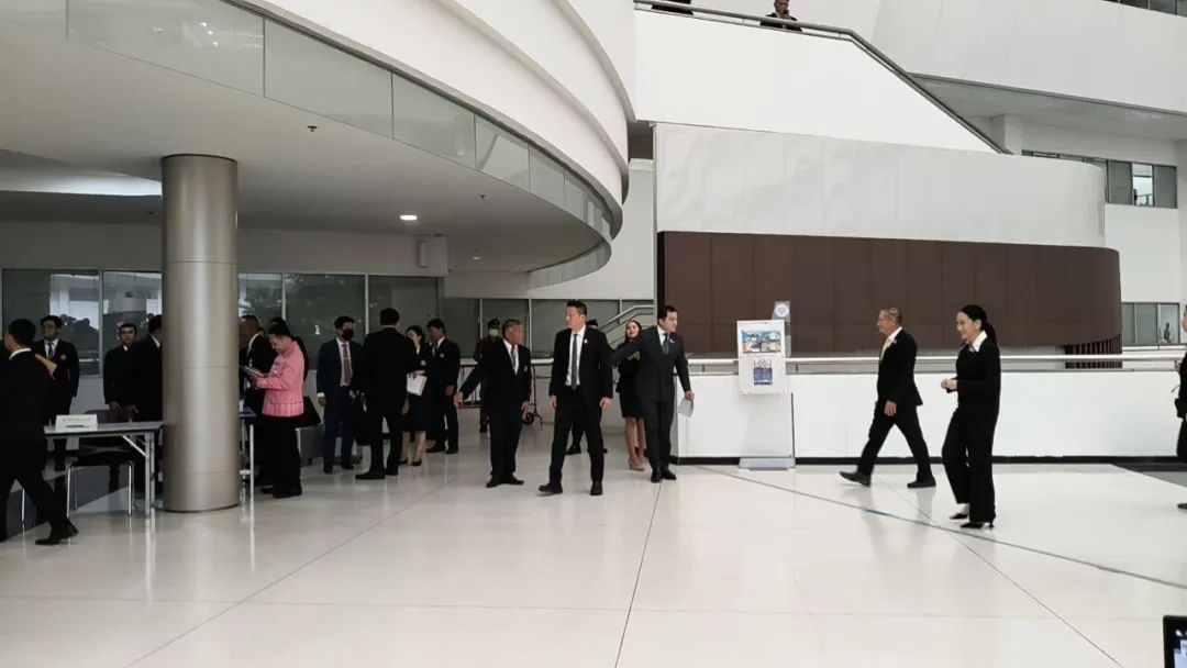 生日当天，佩通坦出席涉嫌违宪调查听证会