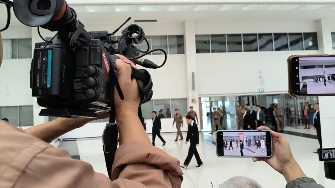 生日当天，佩通坦出席涉嫌违宪调查听证会