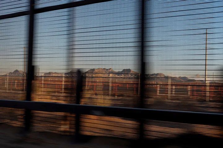 黑色吸热易“烫手”，特朗普专门要求刷黑美墨边境墙