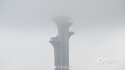 北京雨后积水未消天空阴沉 下午至夜间强降雨再来