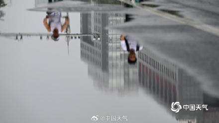 北京雨后积水未消天空阴沉 下午至夜间强降雨再来