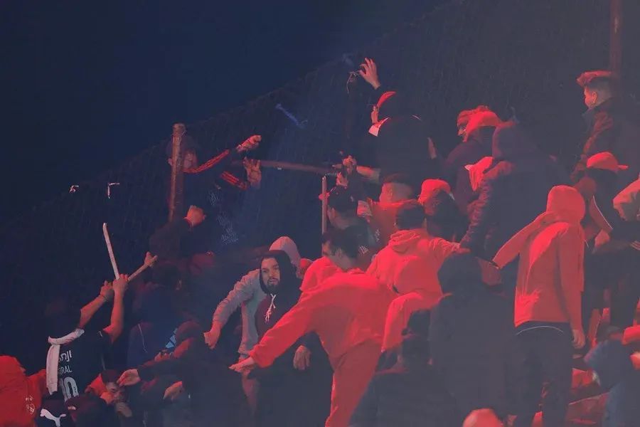 阿根廷一足球赛场内球迷间发生严重暴力冲突，近百人被捕，4人重伤昏迷