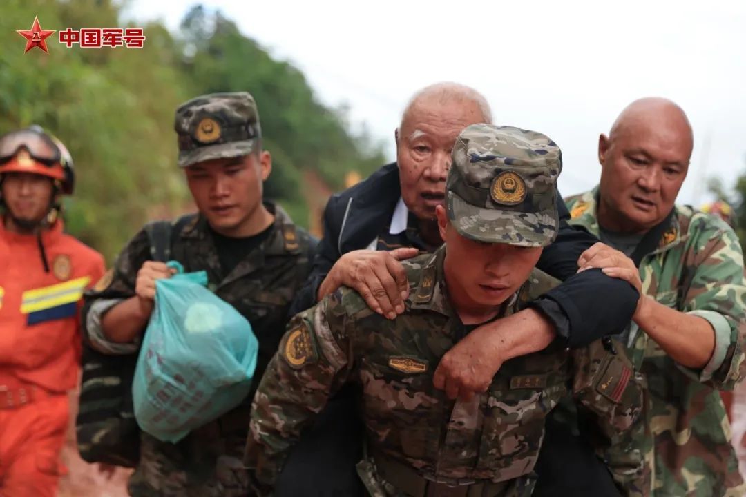 云南宁洱突发泥石流灾害 武警官兵迅速投入抢险救灾