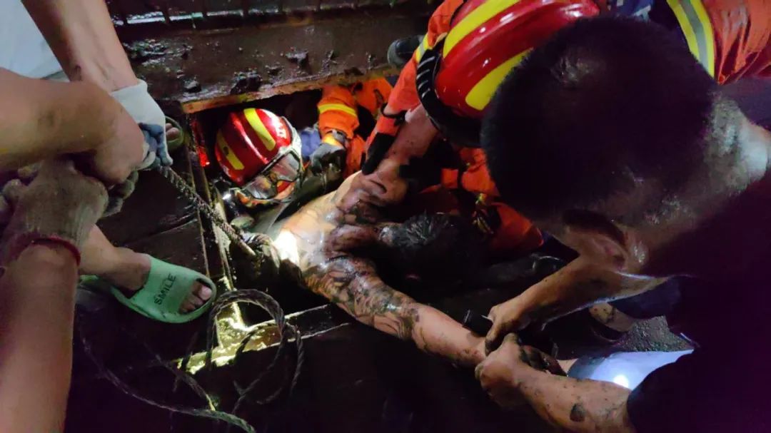 男子掉入化粪池中毒昏迷,消防员不顾恶臭将其拉出! 男子掉入化粪池中毒昏迷,消防员不顾恶臭将其拉出!