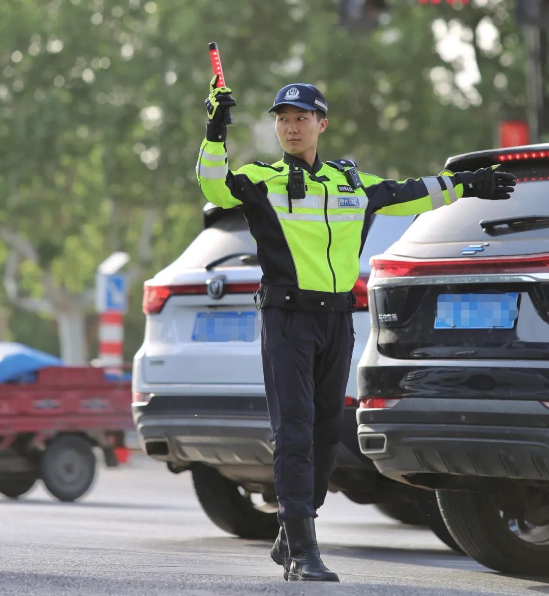 货车司机被交警弄哭了，网友：处理得好！