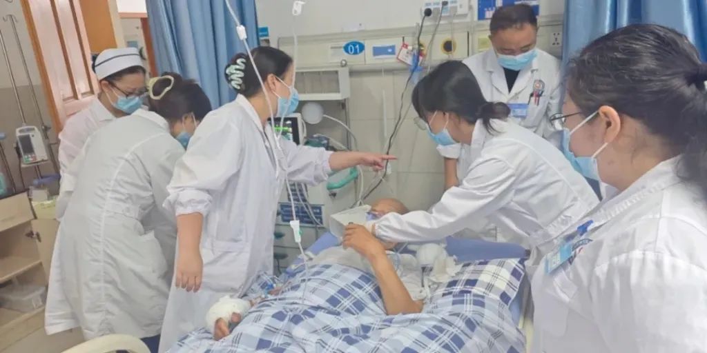 急诊室紧急疏散患者！眼镜王蛇咬人后，家属拖着2米“凶手”冲进医院...