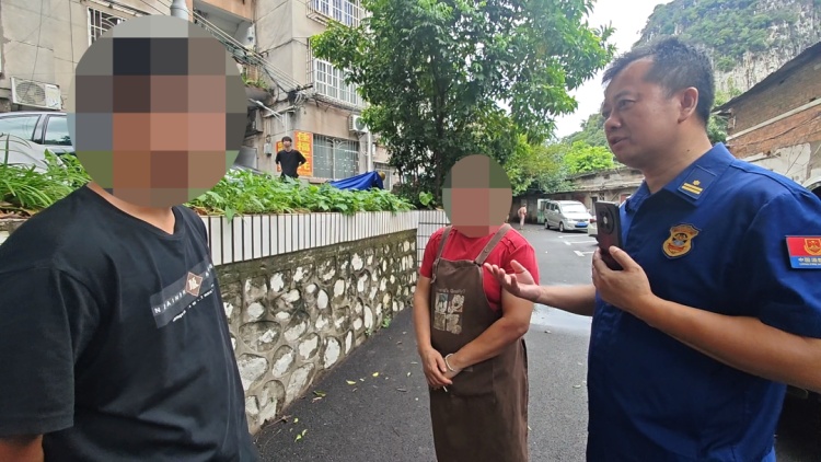 柳州一男孩在家玩火，把房子点了！