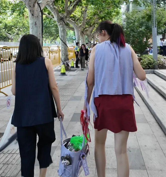 陪孩子来上海追星的家长:“15岁想见的人,25岁再见又有什么意义?” 陪孩子来上海追星的家长:“15岁想见的人,25岁再见又有什么意义?”