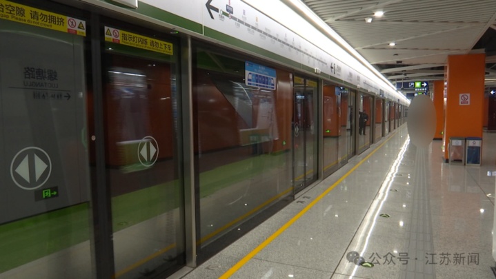 全网表扬！在南京地铁3号线跪地救人的她找到了