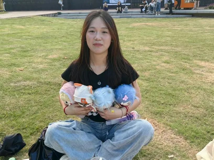 陪孩子来上海追星的家长:“15岁想见的人,25岁再见又有什么意义?” 陪孩子来上海追星的家长:“15岁想见的人,25岁再见又有什么意义?”