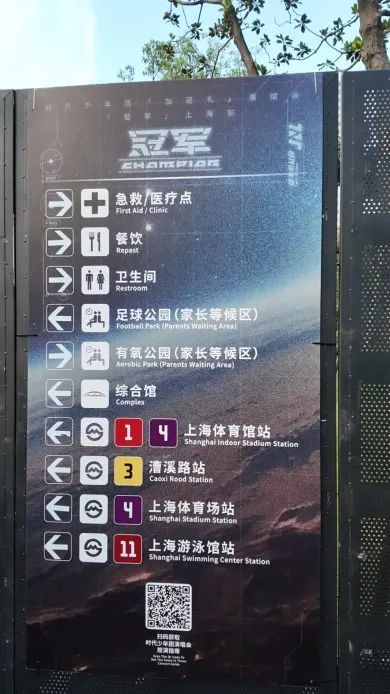 陪孩子来上海追星的家长:“15岁想见的人,25岁再见又有什么意义?” 陪孩子来上海追星的家长:“15岁想见的人,25岁再见又有什么意义?”