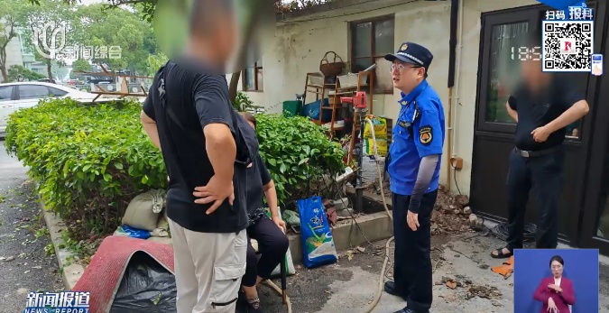 上海有人突发奇想，竟在小区里挖了超20米深的井！城管看呆了