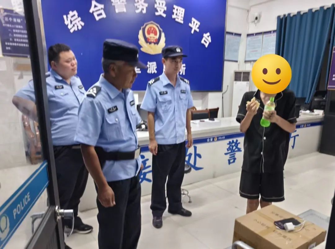 深夜的派出所内,他狼吞虎咽地吃着面包,哽咽着说了一句谢谢…… 深夜的派出所内,他狼吞虎咽地吃着面包,哽咽着说了一句谢谢……