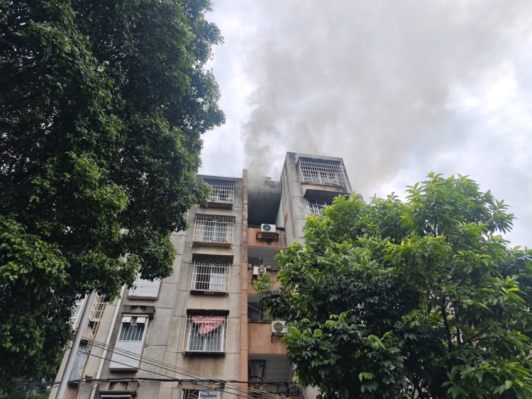 柳州一男孩在家玩火，把房子点了！