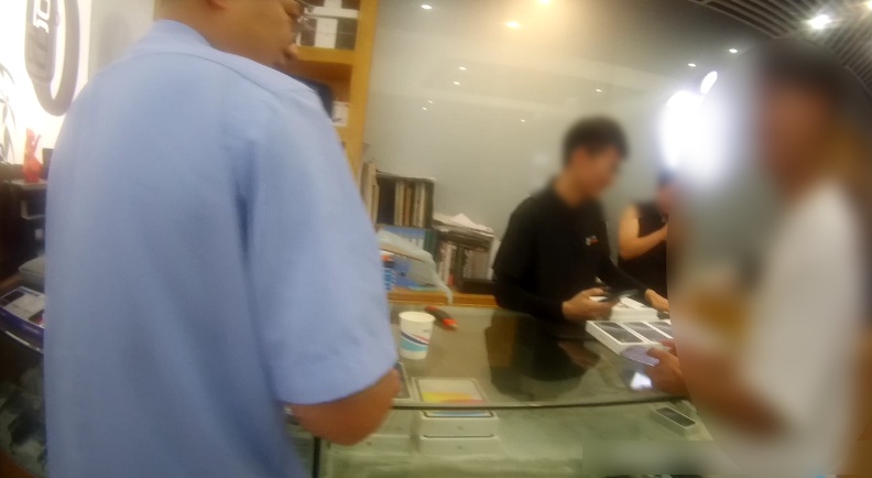 海宁男子买6部苹果手机,民警赶到! 海宁男子买6部苹果手机,民警赶到!