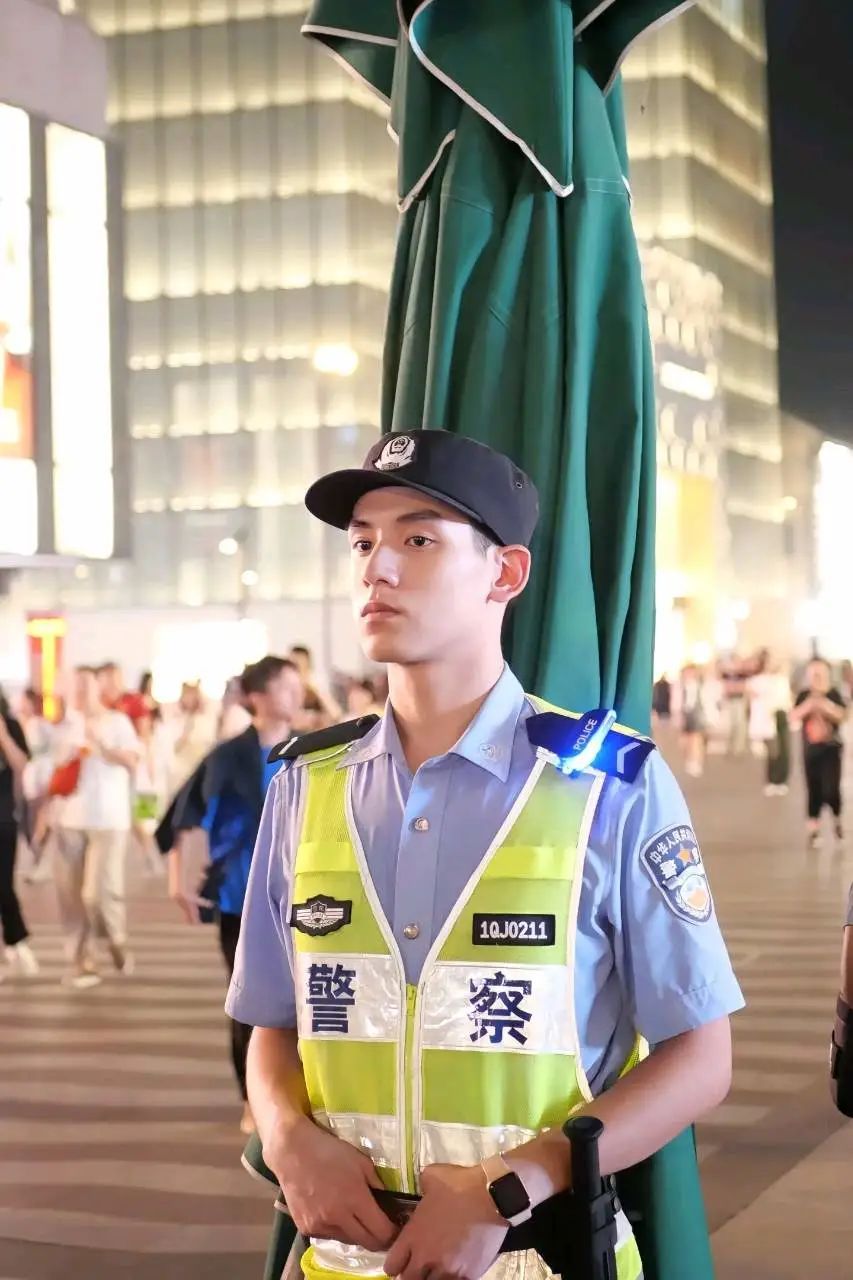 帅到 "刷屏" 的他已来上海！网友坐不住了:在哪执勤?求偶遇...