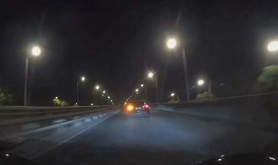 上海司机这个操作火了!驾车遇到路面拱起“空中变道”,飞起来还不忘打转向灯…… 上海司机这个操作火了!驾车遇到路面拱起“空中变道”,飞起来还不忘打转向灯……