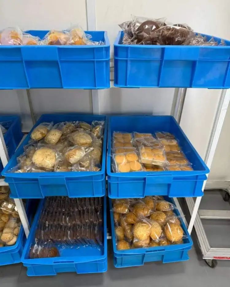 均价不到5元,40元拎回两大袋!阿姨爷叔凌晨赶来抢,晚点就买不到热门款了 均价不到5元,40元拎回两大袋!阿姨爷叔凌晨赶来抢,晚点就买不到热门款了