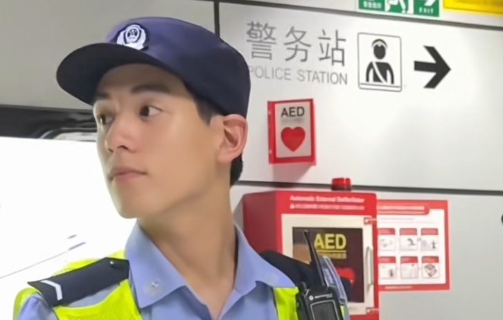 帅到 "刷屏" 的他已来上海！网友坐不住了:在哪执勤?求偶遇...