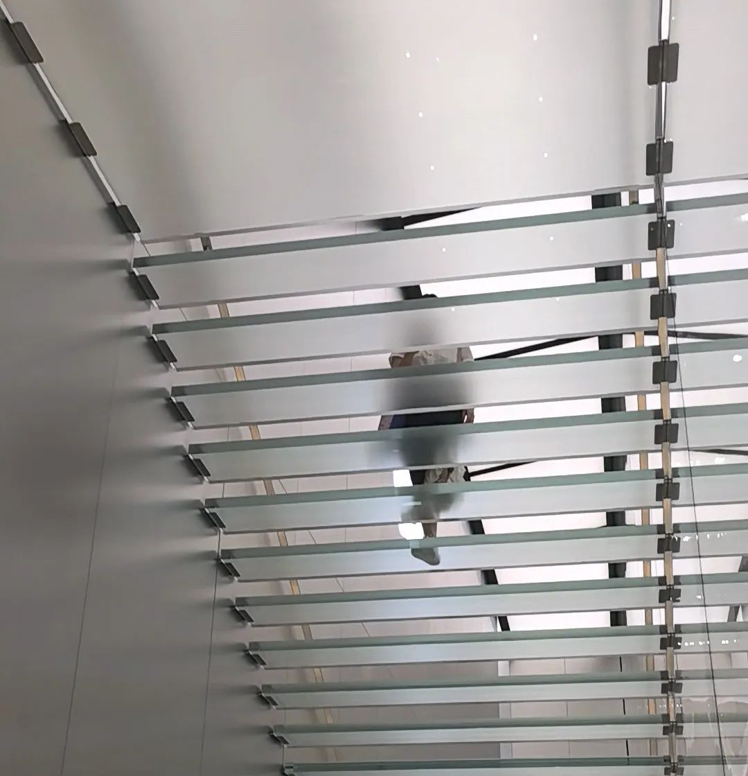 广州一苹果专卖店内现“走光楼梯”？记者实测：台阶缝隙较大，存在隐患