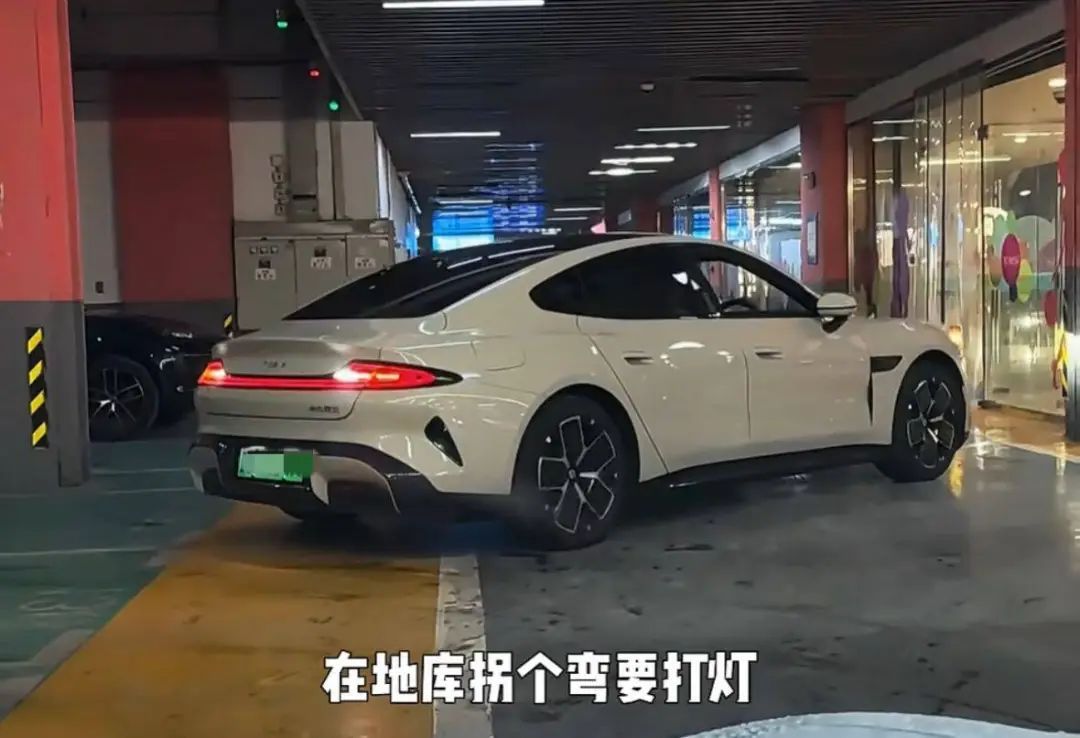 上海司机这个操作火了!驾车遇到路面拱起“空中变道”,飞起来还不忘打转向灯…… 上海司机这个操作火了!驾车遇到路面拱起“空中变道”,飞起来还不忘打转向灯……