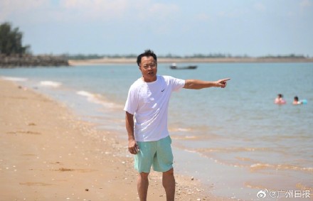 度假村老板和游客八分钟急救一家四口