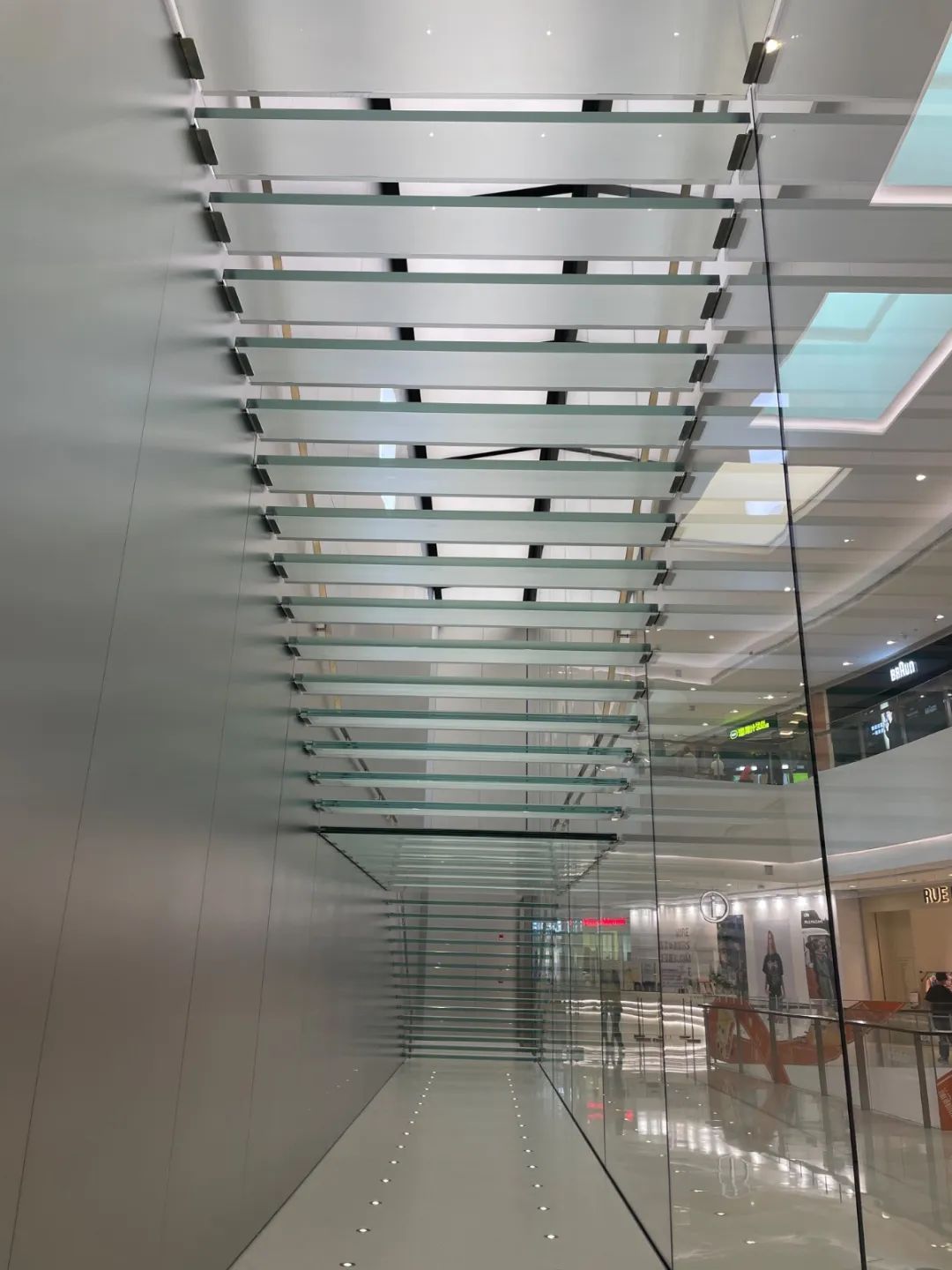 广州一苹果专卖店内现“走光楼梯”？记者实测：台阶缝隙较大，存在隐患