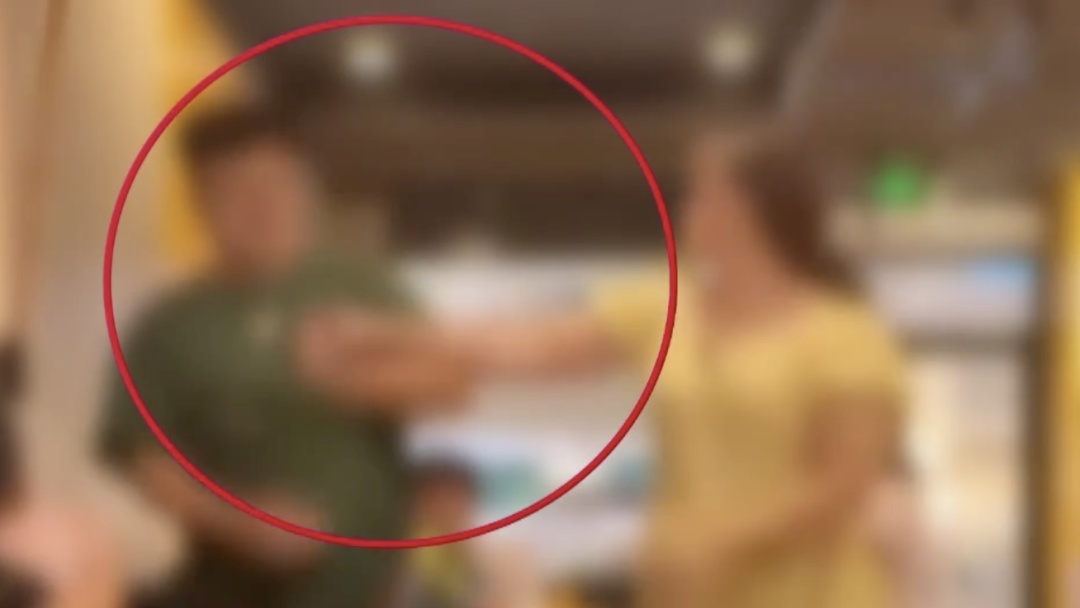 女子打骂餐厅工作人员，叫嚣“我认识大把警察”！警方通报