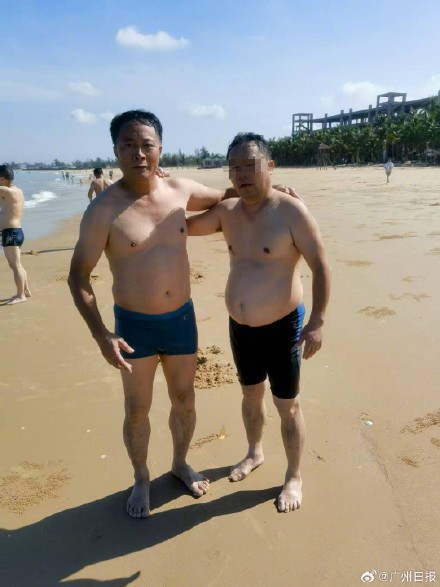 度假村老板和游客八分钟急救一家四口