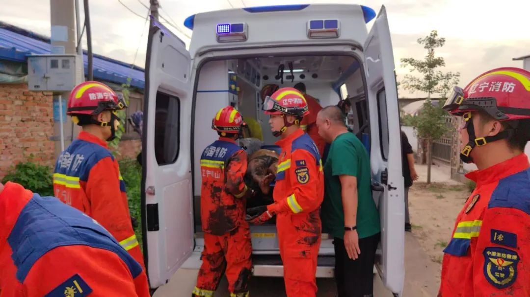 男子掉入化粪池中毒昏迷,消防员不顾恶臭将其拉出! 男子掉入化粪池中毒昏迷,消防员不顾恶臭将其拉出!