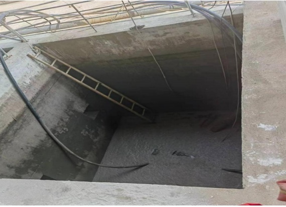 男子掉入化粪池中毒昏迷,消防员不顾恶臭将其拉出! 男子掉入化粪池中毒昏迷,消防员不顾恶臭将其拉出!