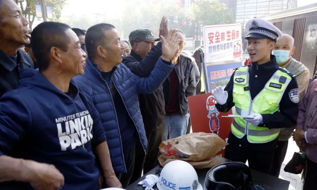 货车司机被交警弄哭了，网友：处理得好！