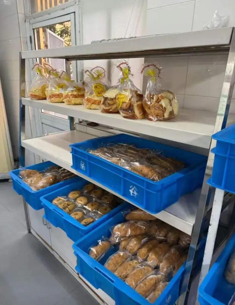 均价不到5元,40元拎回两大袋!阿姨爷叔凌晨赶来抢,晚点就买不到热门款了 均价不到5元,40元拎回两大袋!阿姨爷叔凌晨赶来抢,晚点就买不到热门款了