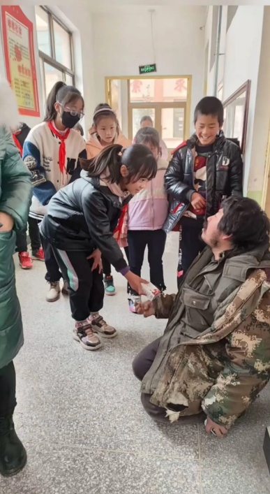 受胡雷资助女孩去世，警方通报