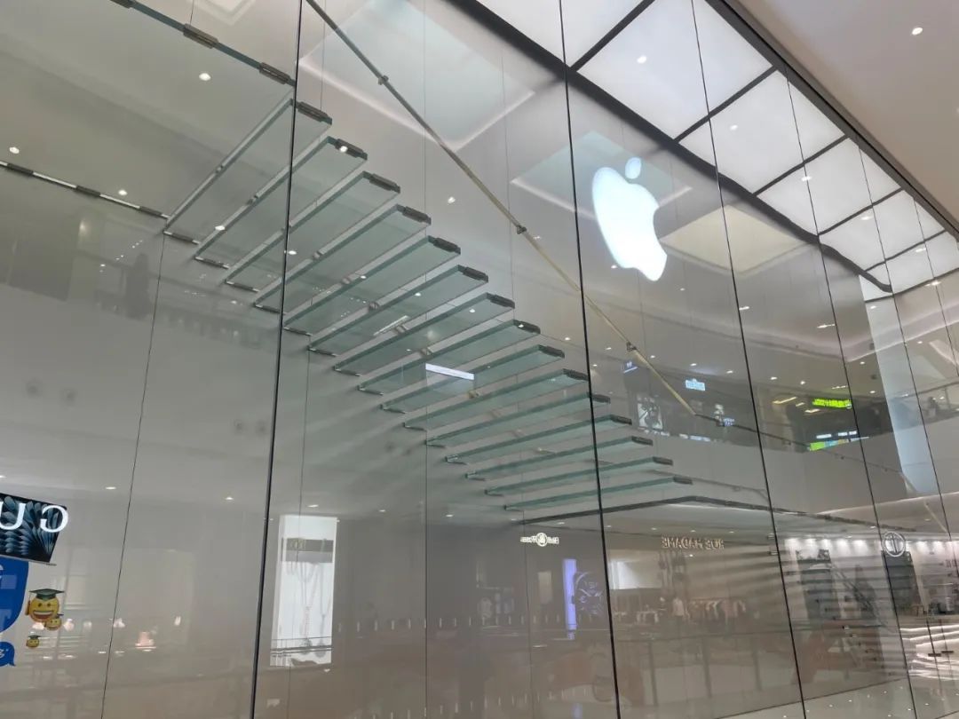 广州一苹果专卖店内现“走光楼梯”？记者实测：台阶缝隙较大，存在隐患